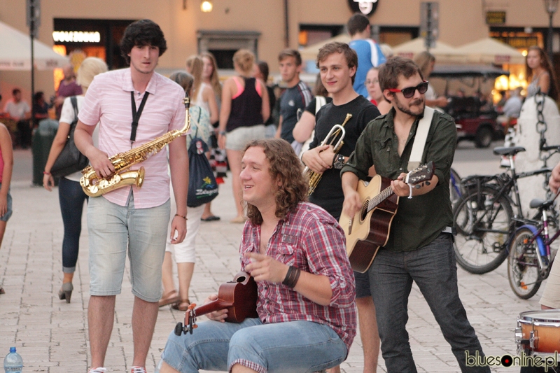 Kraków Street Band gra na ulicy
