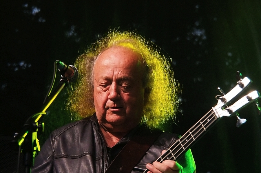 Józef Skrzek na Suwałki Blues Festival 2021 także grał na gitarze basowej